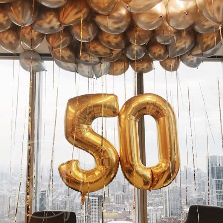 Готовое решение из воздушных шаров с гелием на 50 лет Золото