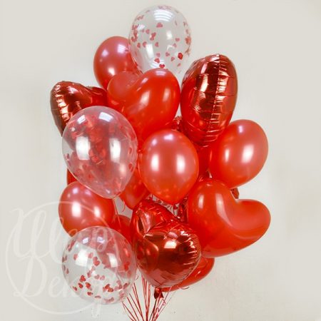 Облако воздушных шаров с гелием красные сердца и конфетти