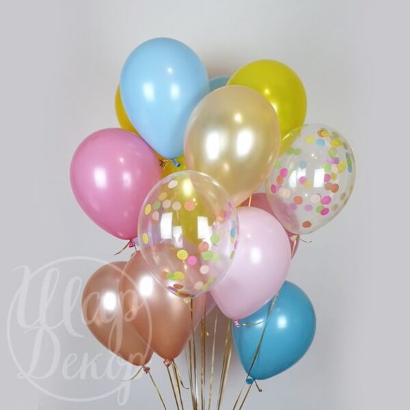 Облако воздушных шаров с гелием с цветным конфетти