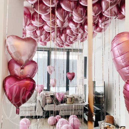 Готовое оформление из воздушных шаров с гелием Розовый хром и сердца